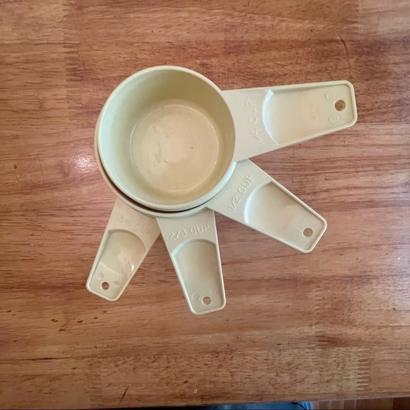 Tupperware Vintage Harvest Yellow Measuring Cup Set of 4 - Picture 2 of 2